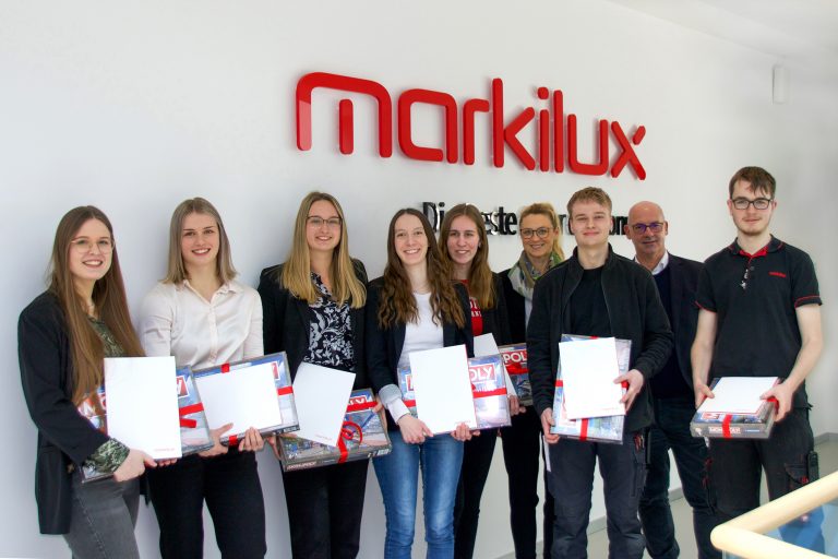 Michael Gerling (2. v. re.), Geschäftsführer für Technik und Produktion bei markilux sowie Nicole Küwen (4. v. re.), stellvertretende Personalleiterin, freuen sich über die guten Prüfungsnoten der Auszubildenden, die 2022 und 2023 ihre Lehre bei dem Markisenhersteller abgeschlossen haben. Für einige Auszubildende steht die Prüfung in den Sommermonaten noch aus. (Foto: markilux)