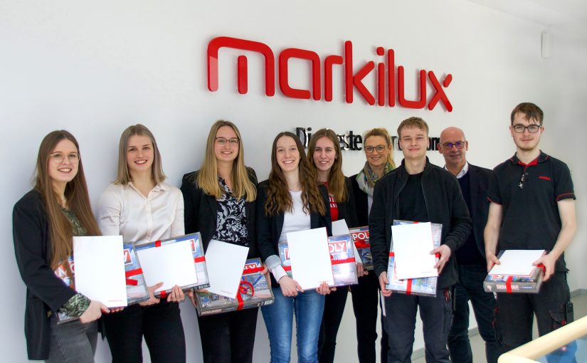 Michael Gerling (2. v. re.), Geschäftsführer für Technik und Produktion bei markilux sowie Nicole Küwen (4. v. re.), stellvertretende Personalleiterin, freuen sich über die guten Prüfungsnoten der Auszubildenden, die 2022 und 2023 ihre Lehre bei dem Markisenhersteller abgeschlossen haben. Für einige Auszubildende steht die Prüfung in den Sommermonaten noch aus. (Foto: markilux)