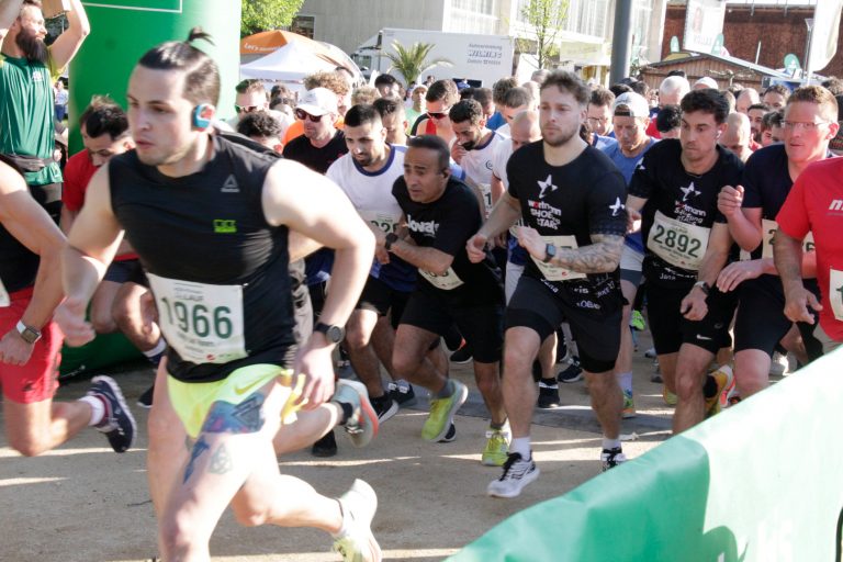 In Zeiten von mehr Homeoffice-Arbeit war der 11. AOK-Firmenlauf Bad Salzuflen ein willkommener Anlass, Kolleginnen und Kollegen zu treffen. Das tut dem Betriebsklima gut und fördert die Gesundheit. (Foto: AOK/hfr.)