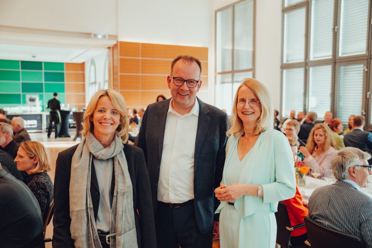 Verkehrsvereinsvorsitzende Ursula Pasch (l.), Geschäftsführer Martin Knabenreich und die Gastrednerin, Polizeipräsidentin Dr. Sandra Müller-Steinhauer. (Foto: Tim Fröhlich)
