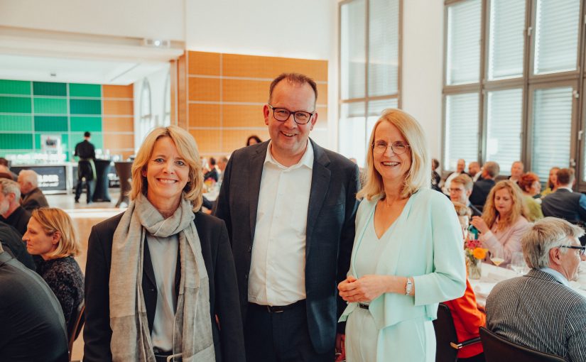 Verkehrsvereinsvorsitzende Ursula Pasch (l.), Geschäftsführer Martin Knabenreich und die Gastrednerin, Polizeipräsidentin Dr. Sandra Müller-Steinhauer. (Foto: Tim Fröhlich)