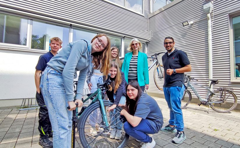 Frau Rehmann (Schulleiterin Gesamtschule Büren) und Herr Farke (Lehrer Gesamtschule Büren) mit Schülerinnen und Schülern beim Fahrrad-Check zum Auftakt des Schulradelns in Büren (Foto: Stadt Büren)