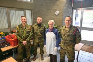 Von links: Oberstabsfeldwebel Yves Nehrig, Oberstabsgefreiter Matthias Wacker, Ingrid Bischof (Speisekammer Büren) und Hauptmann Tobias Schreiber in den Räumlichkeiten der Speisekammer Büren. (Foto: Stadt Büren)