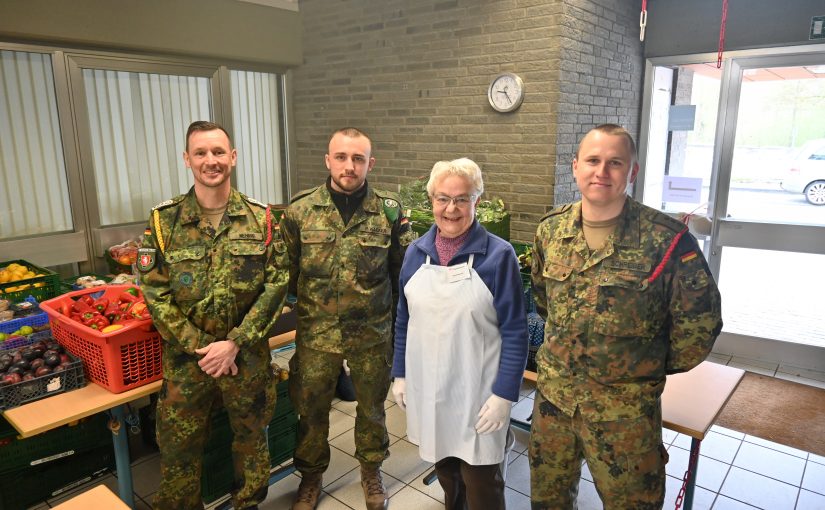 Von links: Oberstabsfeldwebel Yves Nehrig, Oberstabsgefreiter Matthias Wacker, Ingrid Bischof (Speisekammer Büren) und Hauptmann Tobias Schreiber in den Räumlichkeiten der Speisekammer Büren. (Foto: Stadt Büren)