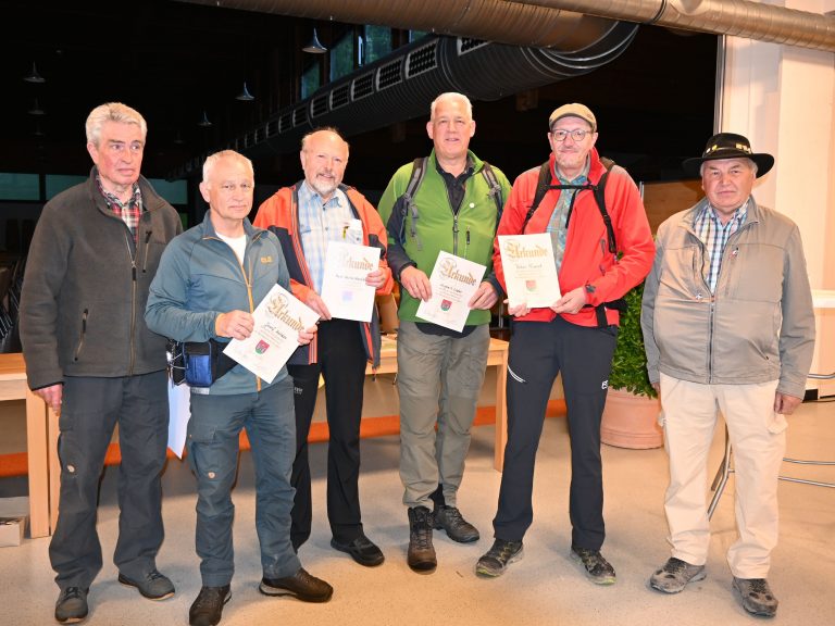 Von links: Fritz Deneke, Josef Kordes, Karl Heinz Hardtke, Wigbert Löper, Peter Fuest und Rudolf Niedernhöfer bei der Ehrung anlässlich der 20. Teilnahme am Wandermarathon. (Foto: Stadt Büren)