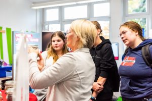Die Bürener Ausbildungsmesse geht in die 12. Runde und hält für Ausbildungssuchende spannende und informative Angebote bereit. (Foto: CAT Marketing GmbH)