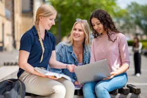 An die sechs bewerteten Fächer der Fakultät Wirtschafts- und Sozialwissenschaften, BWL, Soziale Arbeit, VWL, Wirtschaftsinformatik, Wirtschaftspsychologie und Wirtschaftsrecht verteilten die Studierenden im diesjährigen CHE-Ranking vielfach Spitzennoten. (Foto: Hochschule Osnabrück)