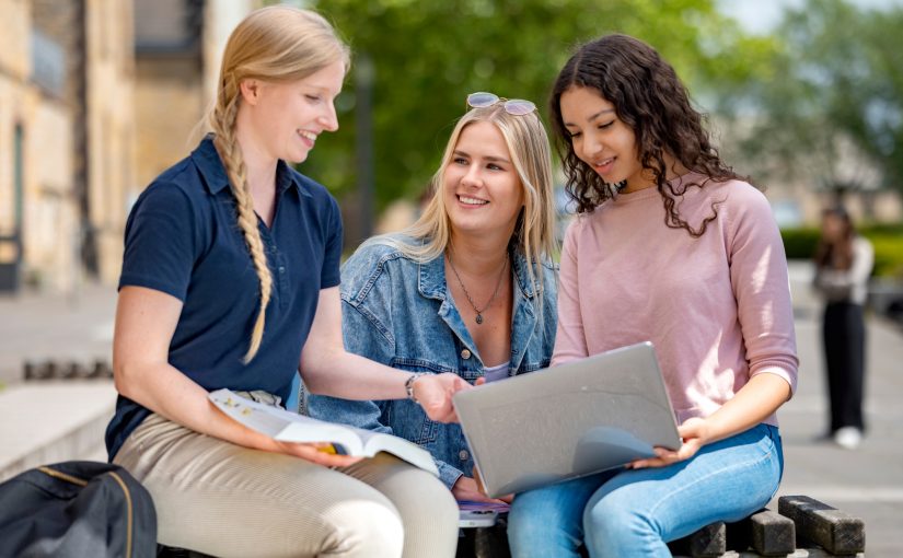 An die sechs bewerteten Fächer der Fakultät Wirtschafts- und Sozialwissenschaften, BWL, Soziale Arbeit, VWL, Wirtschaftsinformatik, Wirtschaftspsychologie und Wirtschaftsrecht verteilten die Studierenden im diesjährigen CHE-Ranking vielfach Spitzennoten. (Foto: Hochschule Osnabrück)