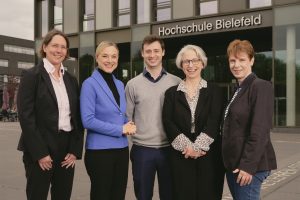 v.l.n.r.: Prof. Dr. Änne-Dörte Latteck, Prodekanin Fachbereich Gesundheit der HSBI, Prof. Dr. Natalie Bartholomäus, HSBI-Vizepräsidentin für Nachhaltigkeit und Human Resource Management, Tibo Uyttersprot von „Nursing Climate Challenge“, Prof. Dr. Michaela Brause, Dekanin Fachbereich Gesundheit der HSBI, und Prof. Dr. Christa Büker, Studiengangsleiterin im Bachelorstudiengang Gesundheit (Pflege, kooperativ). (Foto: K. Starodubskij/HSBI)