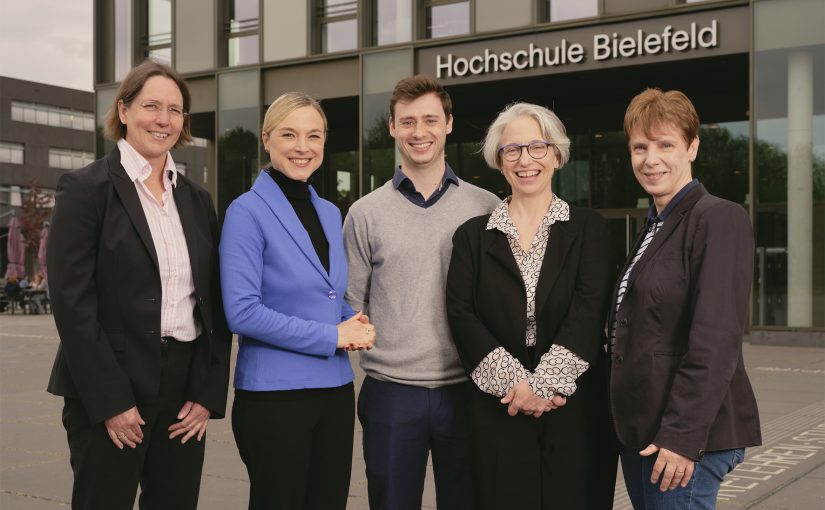 v.l.n.r.: Prof. Dr. Änne-Dörte Latteck, Prodekanin Fachbereich Gesundheit der HSBI, Prof. Dr. Natalie Bartholomäus, HSBI-Vizepräsidentin für Nachhaltigkeit und Human Resource Management, Tibo Uyttersprot von „Nursing Climate Challenge“, Prof. Dr. Michaela Brause, Dekanin Fachbereich Gesundheit der HSBI, und Prof. Dr. Christa Büker, Studiengangsleiterin im Bachelorstudiengang Gesundheit (Pflege, kooperativ). (Foto: K. Starodubskij/HSBI)