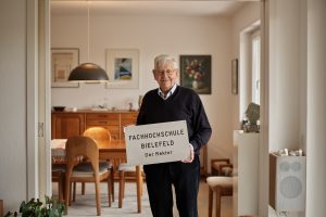 Gemanus Wegmann war der HSBI bis zuletzt eng verbunden, sein Türschild von einst, das er sich als Andenken gesichert hatte, musste ihn daran eigentlich nicht erinnern. (Foto: P. Düfelsiek/HSBI)