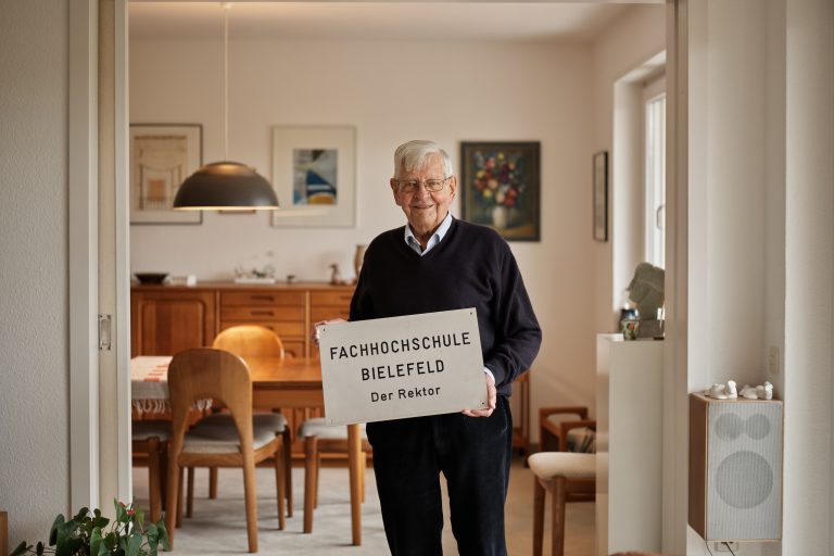 Gemanus Wegmann war der HSBI bis zuletzt eng verbunden, sein Türschild von einst, das er sich als Andenken gesichert hatte, musste ihn daran eigentlich nicht erinnern. (Foto: P. Düfelsiek/HSBI)