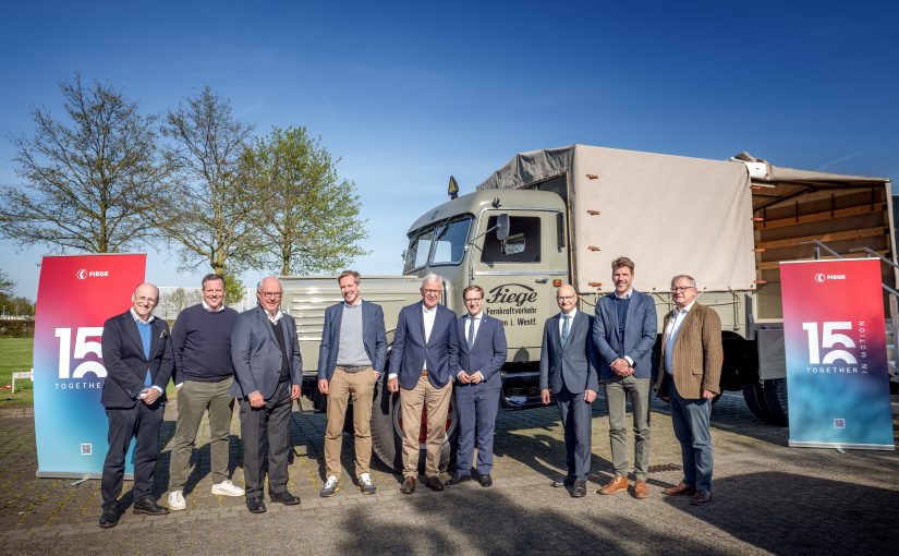 Von links nach rechts: Alfred Messink, Martin Rademaker (beide Vorstandsmitglieder von Fiege), Heinz Fiege (Inhaber der vierten Generation), Jens Fiege (Co-CEO von Fiege), Dr. Hugo Fiege (Inhaber der vierten Generation), Dietrich Aden (Bürgermeister der Stadt Greven), Dr. Martin Sommer (Landrat des Kreises Steinfurt), Felix Fiege (Co-CEO von Fiege) und Peter Scherbel (Vorstandsmitglied von Fiege). (Foto: Fiege)