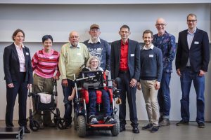 Das Forschungsteam: Prof. Dr. Änne Dörte Latteck (Projektverantwortliche und Professorin für Pflegewissenschaft am FB Gesundheit), Stefanie Rau, Joachim Peter, Alexa Jürgens, Michael Pech (alle Forschungs-AG – Co-Forschende), Prof. Dr. Norbert Seidl (Projektverantwortlicher und Professor für Pflegewissenschaft am FB Gesundheit), Nils Vetter, Matthias Voß (beide Wiss. Mitarbeitende im Forschungsprojekt) und Dr. Dirk Bruland (Projektleitung). (Foto: S. Jonek/HSBI)