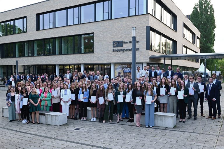 120 Absolventinnen und Absolventen der dualen und berufsbegleitenden IHK-Studiengänge nahmen ihre Bachelor-Urkunden in Empfang. (Foto: Joachim Busch/IHK Nord Westfalen)