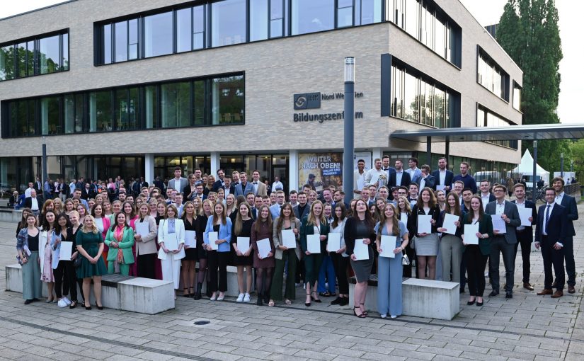 120 Absolventinnen und Absolventen der dualen und berufsbegleitenden IHK-Studiengänge nahmen ihre Bachelor-Urkunden in Empfang. (Foto: Joachim Busch/IHK Nord Westfalen)