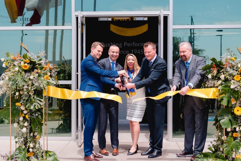 Feierlich wurde die E-Mobility-Produktionslinie mit dem Durchschneiden des Bandes eröffnet. Von links: Florian Stützel, COO HARTING Americas, Jon DeSouza, CEO HARTING Americas, Poliana Lanari, Geschäftsführerin HARTING Brasilien, Marco Grinblats, Geschäftsführer HARTING Automotive, und Pedro Gutierrez, Plant Manager HARTING Mexico Manufacturing. (Foto: Harting)