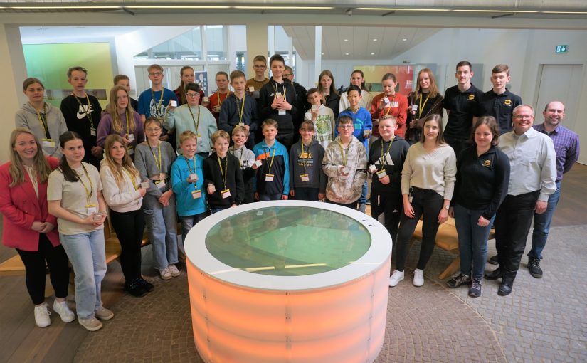 30 Jungs und Mädels aus der Region kamen zu HARTING, um hier am „Girls and Boys Day“ verschiedene Berufsbilder kennenzulernen und Technologie hautnah zu erleben. (Foto: Harting)