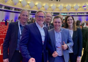 Andre Beneke, Director Division Han®, Detlef Sieverdingbeck, Zentralbereichsleiter Corporate Communication & Branding, Uwe Kortmöller-Scholl, Senior Innovation Scientist und Tarek Spreen, Product Manager, und Doris Höpfl, Vorstand Personal & Recht der HARTING Technologiegruppe, freuen sich über die Nominierung (v.l.n.r.). (Foto: Harting)