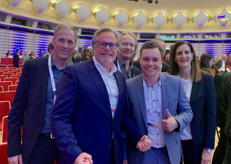 Andre Beneke, Director Division Han®, Detlef Sieverdingbeck, Zentralbereichsleiter Corporate Communication & Branding, Uwe Kortmöller-Scholl, Senior Innovation Scientist und Tarek Spreen, Product Manager, und Doris Höpfl, Vorstand Personal & Recht der HARTING Technologiegruppe, freuen sich über die Nominierung (v.l.n.r.). (Foto: Harting)