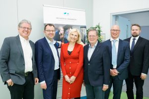 Offiziell eröffnet wurde das HWM-Kompetenzzentrum auf der Fachtagung HWM-Update von, v.l.: Handel, Ziegele, Braun, Mielenhausen, Vossensteyn, Kivistö (Gast aus Tampere). Gleichzeitig feiert der MBA-Studiengang Hochschul- und Wissenschaftsmanagement sein 20-jähriges Bestehen. (Foto: Hochschule Osnabrück / Isabelle Diekmann)