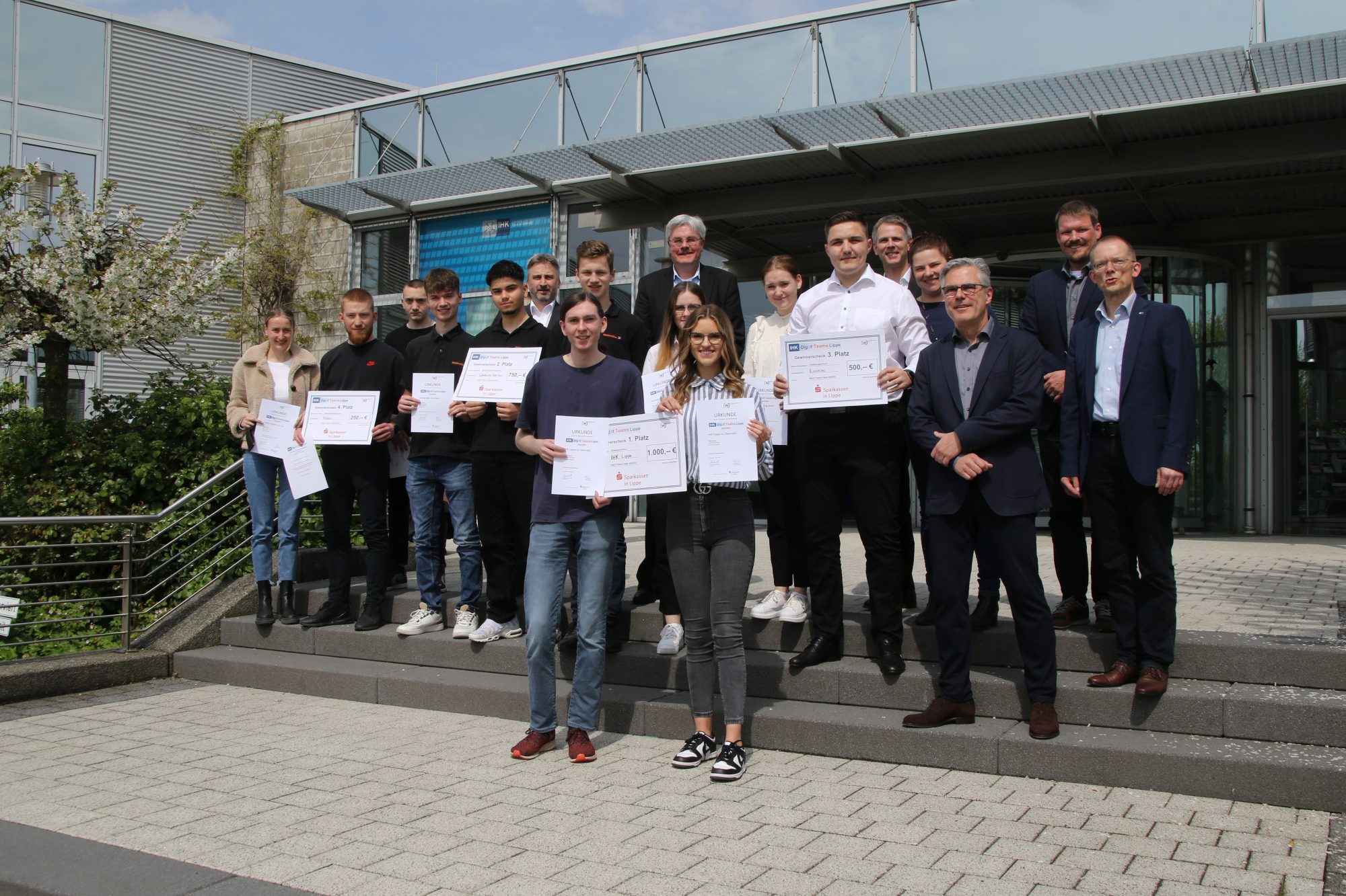 Wenn die Treppe vor der IHK zum Siegertreppchen wird: Jury und Gewinner der Dig:it Teams 2022/2023. (Foto: IHK Lippe)