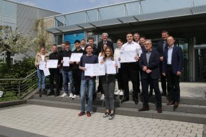 Wenn die Treppe vor der IHK zum Siegertreppchen wird: Jury und Gewinner der Dig:it Teams 2022/2023. (Foto: IHK Lippe)