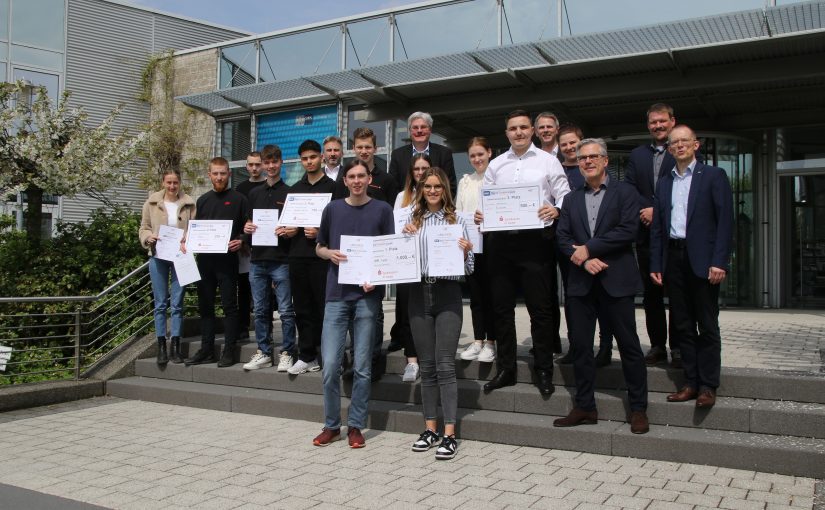 Wenn die Treppe vor der IHK zum Siegertreppchen wird: Jury und Gewinner der Dig:it Teams 2022/2023. (Foto: IHK Lippe)