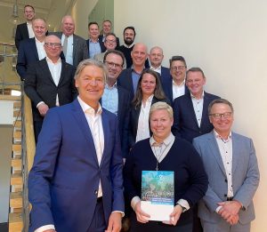 Der IHK-Außenwirtschaftsausschuss tagte unter Leitung von Dr. Friedrich-Hans Grandin (unten links) bei der HUESKER Synthetic GmbH in Gescher. (Foto: IHK)