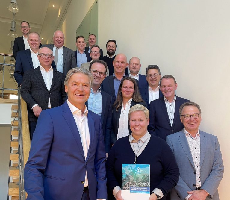 Der IHK-Außenwirtschaftsausschuss tagte unter Leitung von Dr. Friedrich-Hans Grandin (unten links) bei der HUESKER Synthetic GmbH in Gescher. (Foto: IHK)