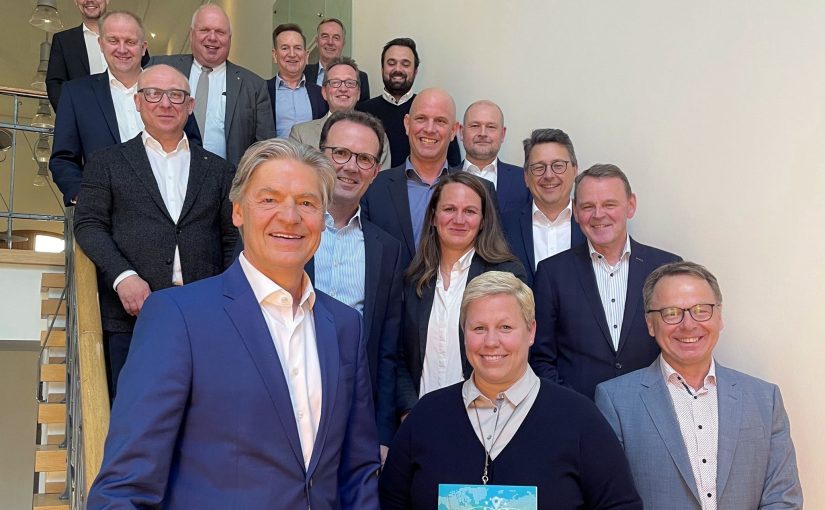 Der IHK-Außenwirtschaftsausschuss tagte unter Leitung von Dr. Friedrich-Hans Grandin (unten links) bei der HUESKER Synthetic GmbH in Gescher. (Foto: IHK)
