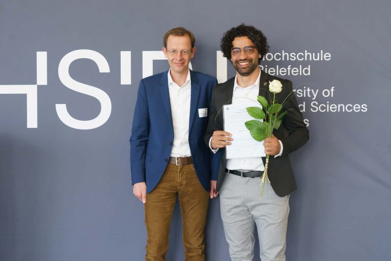 Prof. Dr. Ulrich Schäfermeier, Vizepräsident für Internationales und Digitalisierung (links) gratuliert dem diesjährigen DAAD-Preisträger Ahmed Alkhateeb. (Foto: T.Handke/HSBI)
