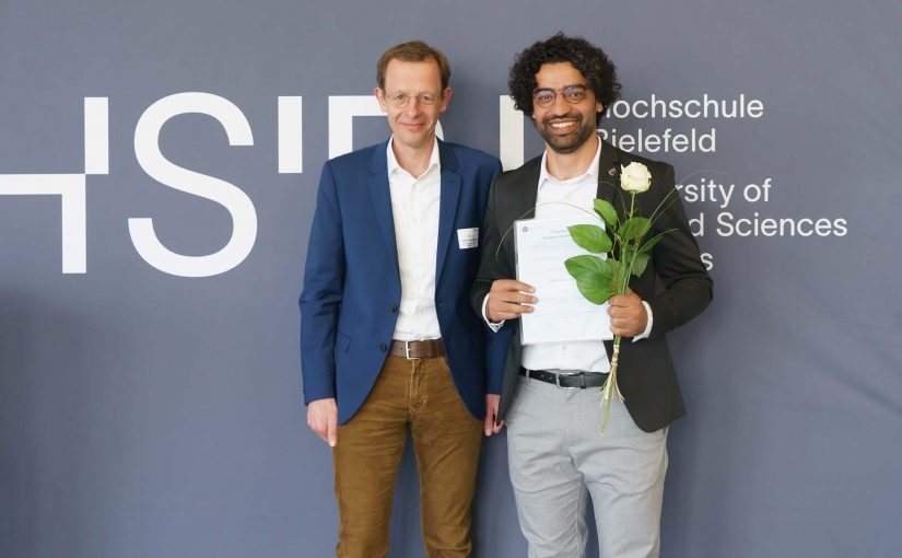 Prof. Dr. Ulrich Schäfermeier, Vizepräsident für Internationales und Digitalisierung (links) gratuliert dem diesjährigen DAAD-Preisträger Ahmed Alkhateeb. (Foto: T.Handke/HSBI)