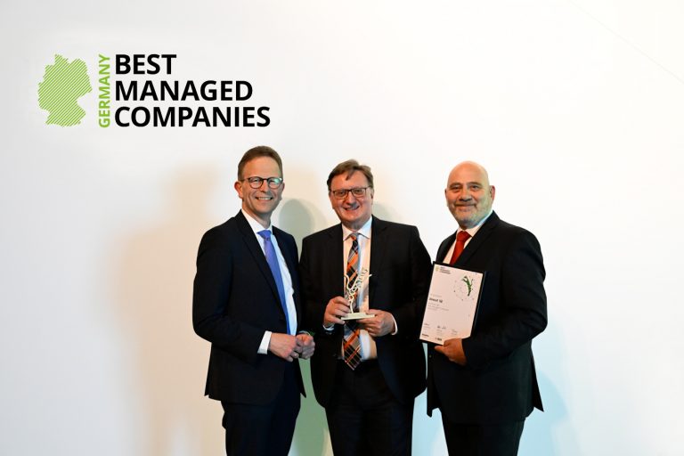 Der Vorstand der Jowat SE freut sich über den Goldstatus als Best Managed Company. Von links: Dr. Christian Terfloth, Ralf Nitschke, Klaus Kullmann. (Foto: Best Managed Companies)