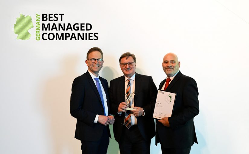 Der Vorstand der Jowat SE freut sich über den Goldstatus als Best Managed Company. Von links: Dr. Christian Terfloth, Ralf Nitschke, Klaus Kullmann. (Foto: Best Managed Companies)