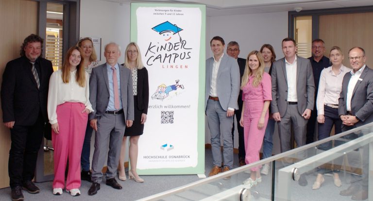 Auf die diesjährige KinderCampus-Reihe mit vier Vorlesungen zu spannenden Themen am Campus Lingen freuen sich die Verantwortlichen seitens der Hochschule Osnabrück sowie die Sponsorinnen und Sponsoren. Anmeldungen sind ab sofort möglich. (Foto: Hochschule Osnabrück)