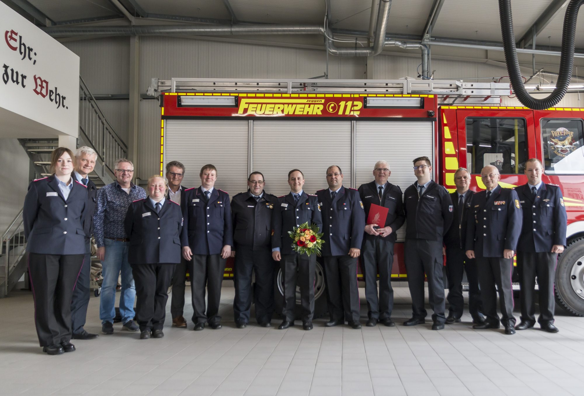 Das Foto zeigt (v.l.): Jana Bramsche, Cornelis van de Water, Dr. Winfried Wilkens, Laura Dodt, Guido Halfter, Frank Beer, Heiko Leerkamp, Nicolas Berger, Sebastian Strübing, Rüdiger Christof-fer, Leon Rieger, Herbert Kempe, Helmut Meyer und Christoph Pieper. (Foto: Kreisfeuerwehr Osnabrück)