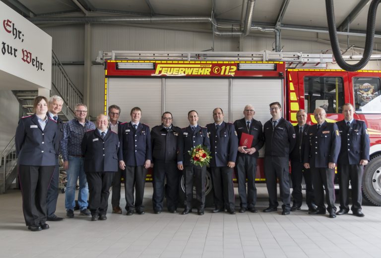 Das Foto zeigt (v.l.): Jana Bramsche, Cornelis van de Water, Dr. Winfried Wilkens, Laura Dodt, Guido Halfter, Frank Beer, Heiko Leerkamp, Nicolas Berger, Sebastian Strübing, Rüdiger Christof-fer, Leon Rieger, Herbert Kempe, Helmut Meyer und Christoph Pieper. (Foto: Kreisfeuerwehr Osnabrück)