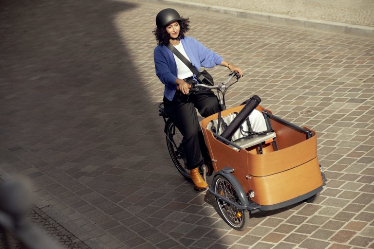 Endspurt bei der Mitmach-Aktion ‚Mit dem Rad zur Arbeit‘ im Kreis Lippe: Jetzt noch das 20-Tage-Ziel komplett erradeln – auf dem Weg zur Arbeit oder im Homeoffice und im Aktionskalender bis zum 18. September dokumentieren. Es winken hochwertige Preise. (Foto: AOK/hfr.)