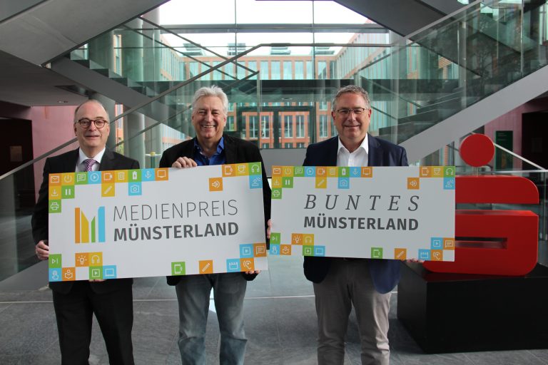 Hoffen auf viele gute Beiträge (v.l.): Klaus Ehling (Vorstand des Münsterland e.V., Veranstalter), Wolfram Linke (Vorsitzender des Pressevereins Münster-Münsterland, Partner) und Klaus Richter (Vorstandsvorsitzender der Sparkasse Münsterland Ost, Förderer). Gruppenbild mit Förderer, Partner und Veranstalter (Foto: Münsterland e.V.)
