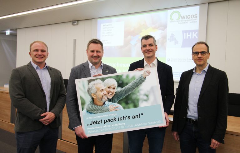 Die Referenten Hubert Winkler (v.li.), Axel Kolhosser (WIGOS-UnternehmensService), Dirk Lebeda (Handwerkskammer) und Enno Kähler (Indust-rie- und Handelskammer) freuten sich über die große Resonanz beim Nachfolgetag im Kreishaus. (Foto: Eckhard Wiebrock)