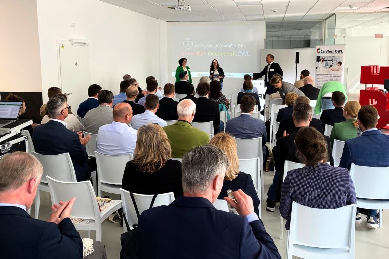 Mehr als 60 Teilnehmende kamen zu der Netzwerkveranstaltung, um sich über die neusten technologischen Entwicklungen und Beispiele erfolgreicher Zusammenarbeit zwischen Forschung und Wirtschaft zu informieren. (Foto: ThinkTank OWL)