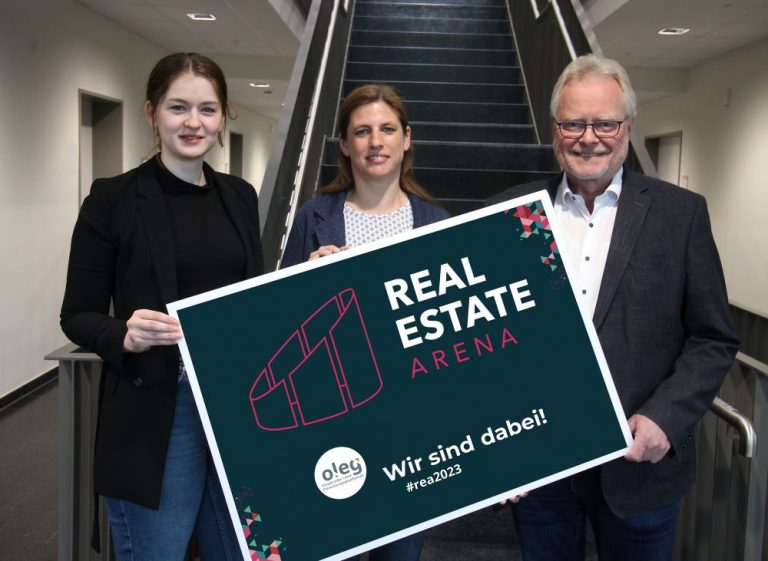 Freuen sich auf die Real Estate im Mai. Von links: Hannah Schroeder, Mitarbeiterin der oleg, Susanne Menke, Prokuristin der oleg und Siegfried Averhage, Geschäftsführer der oleg (Foto: Oleg)
