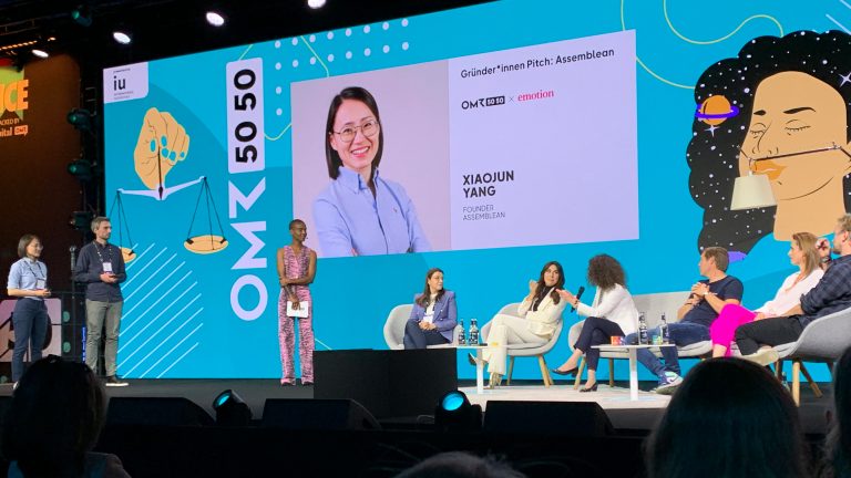 Xiaojun Yang, Gründerin des Paderborner Start-ups assemblean, hat ihre Geschäftsidee auf der „5050 Stage“ des „OMR Festivals“ präsentiert. (Foto: TecUP)