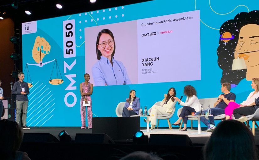 Xiaojun Yang, Gründerin des Paderborner Start-ups assemblean, hat ihre Geschäftsidee auf der „5050 Stage“ des „OMR Festivals“ präsentiert. (Foto: TecUP)