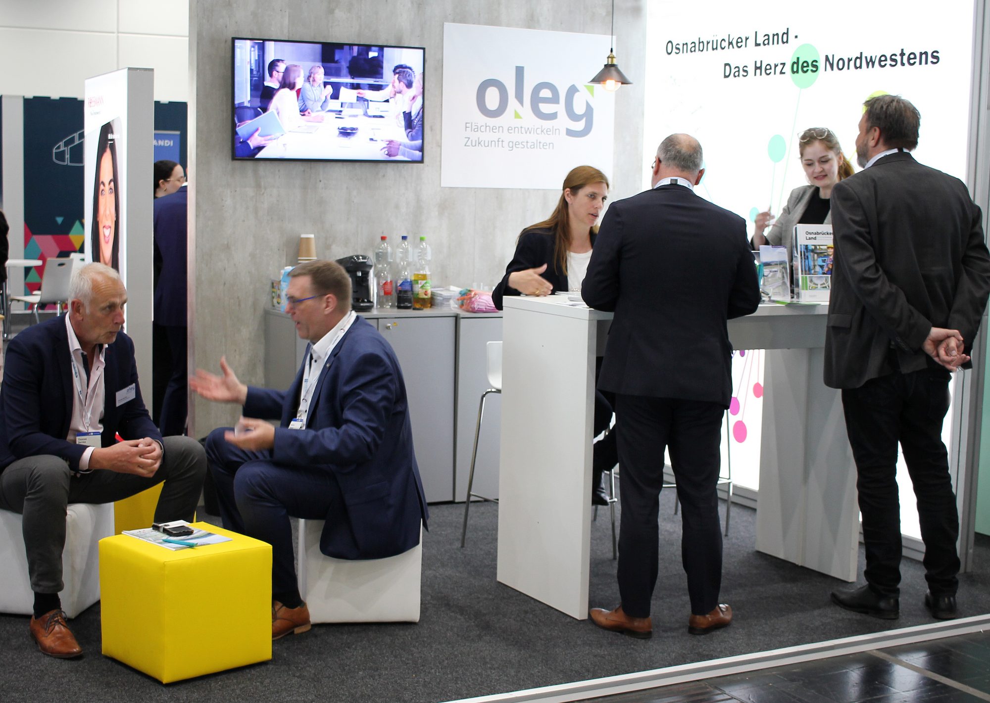 Viel zu tun auf dem Stand des Landkreises Osnabrück auf der Real Estate Arena 2023 in Hannover. (Foto: oleg Osnabrücker Land - Entwicklungsgesellschaft mbH)