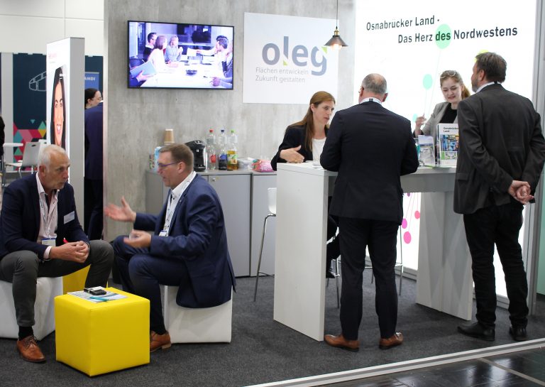 Viel zu tun auf dem Stand des Landkreises Osnabrück auf der Real Estate Arena 2023 in Hannover. (Foto: oleg Osnabrücker Land - Entwicklungsgesellschaft mbH)