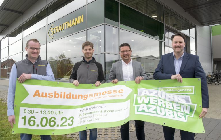 Bieten regionalen Betrieben viel Raum, um ihre Ausbildungsbe-rufe bei der Messe „Azubis werben Azubis“ zu präsentieren (von links nach rechts): Die beiden Geschäftsführer des Unterneh-mens B.Strautmann & Söhne GmbH u. Co. KG, Felix Radema-cher und Philipp Strautmann, MaßArbeit-Vorstand Lars Hell-mers und Tobias Avermann, Bürgermeister der Gemeinde Bad Laer. (Foto: MaßArbeit / Uwe Lewandowski)