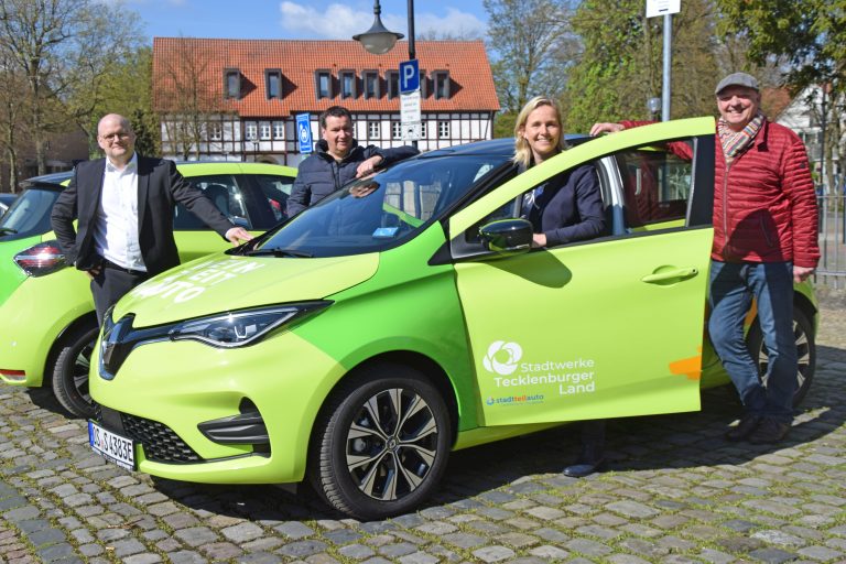Ab sofort stehen zwei schicke grüne SWTe-mobile für das Carsharing in Mettingen bereit. Darüber freuen sich SWTE-Geschäftsführer Tobias Koch (v.l.), Mettingens Klimaschutzmanager Benedikt Donnermeyer, Bürgermeisterin Christina Rählmann und stadtteilauto-Geschäftsführer Christian Kluck. (Foto: Stadtwerke Tecklenburger Land GmbH & Co. KG)