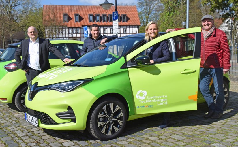 Ab sofort stehen zwei schicke grüne SWTe-mobile für das Carsharing in Mettingen bereit. Darüber freuen sich SWTE-Geschäftsführer Tobias Koch (v.l.), Mettingens Klimaschutzmanager Benedikt Donnermeyer, Bürgermeisterin Christina Rählmann und stadtteilauto-Geschäftsführer Christian Kluck. (Foto: Stadtwerke Tecklenburger Land GmbH & Co. KG)